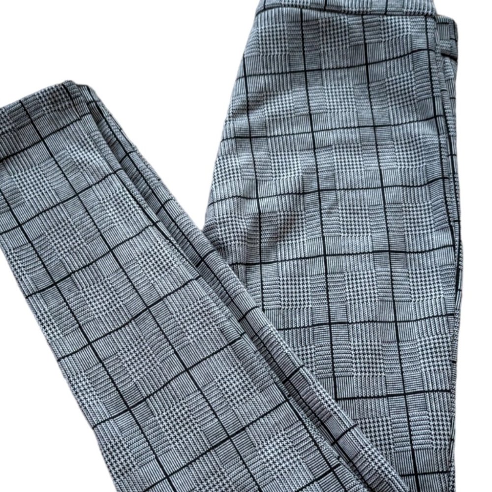 Romeo & Juliet Couture Black and  White Plaid Pants Size: M